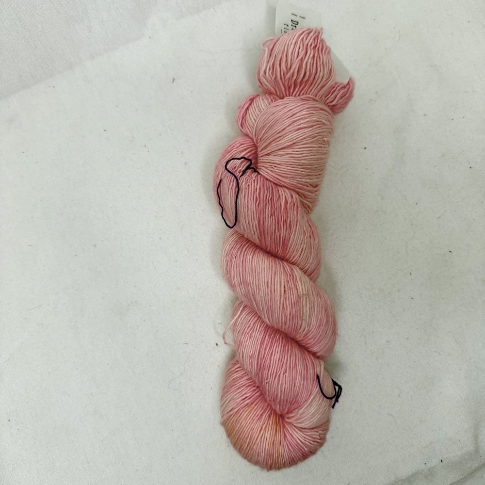 One Skein Dragonfly Fibers Pixie Yarn Conch Shell Pink 100% SW Merino 430 Yds